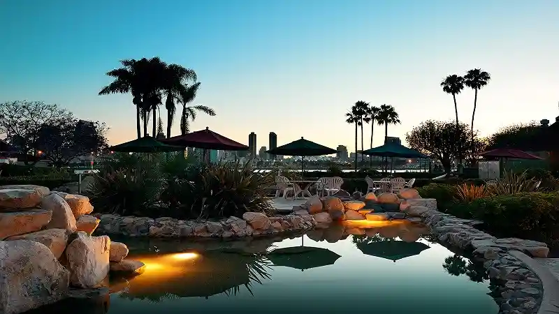 Modern Pool Designs for Desert Homes and Hot Summers in California