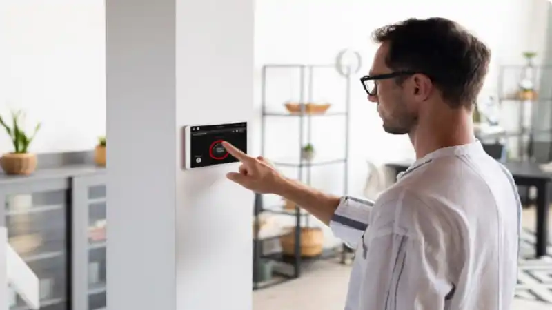 Why Letting an Expert Set Your Thermostat Run and Hold Saves You More